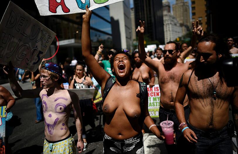 Mit nackten Brüsten vom Columbus Circle zum Bryant Park: Die Bilder vom "Go topless Day 2015" in New York.
