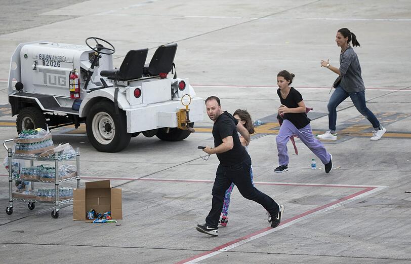 Nach den tödlichen Schüssen auf dem Flughafen von Fort Lauderdale in Florida hat die Polizei einen Verdächtigen verhaftet. Er soll mindestens fünf Menschen erschossen haben, acht weitere wurden verletzt. Das teilte der zuständige Sheriff mit.