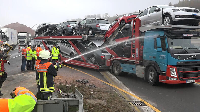Aus Ärger über filmende Verkehrsteilnehmer hat ein Feuerwehrmann diese mit Wasser bespritzt.
