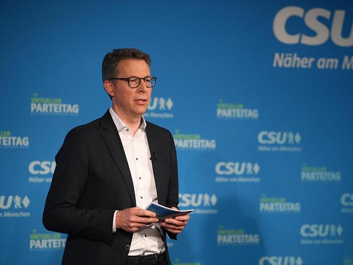 Markus Blume, CSU-Generalsekretär, steht bei einem Gespräch auf der Bühne. Foto: Lino Mirgeler/dpa-Pool/dpa