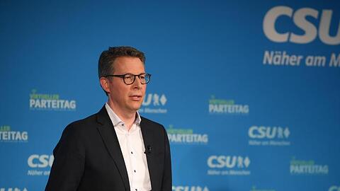 Markus Blume, CSU-Generalsekretär, steht bei einem Gespräch auf der Bühne. Foto: Lino Mirgeler/dpa-Pool/dpa