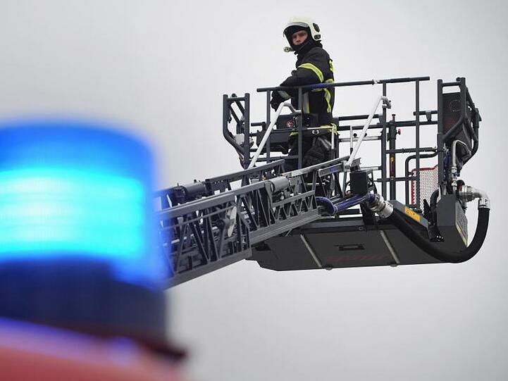 Ein Mitarbeiter der Berufsfeuerwehr zeigt eine neue Drehleiter. Foto: Stefan Sauer/dpa-Zentralbild/ZB