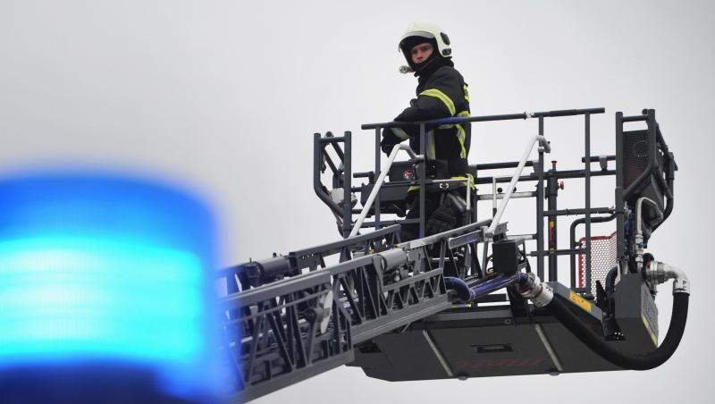 Ein Mitarbeiter der Berufsfeuerwehr zeigt eine neue Drehleiter. Foto: Stefan Sauer/dpa-Zentralbild/ZB