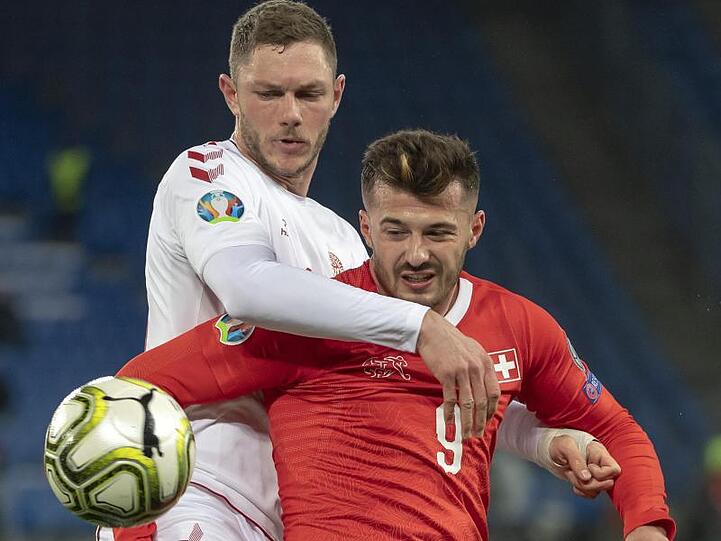 Der Däne Henrik Dalsgaard (l) ringt mit dem Schweizer Ajeti um den Ballbesitz.