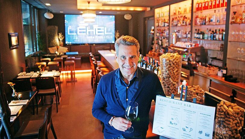 Völlig neue Optik und auch ganz neue Gerichte: das Restaurant Lehel (im Lehel) mit Restaurantchef Alexander Lutz - und einem guten Tröpfchen.