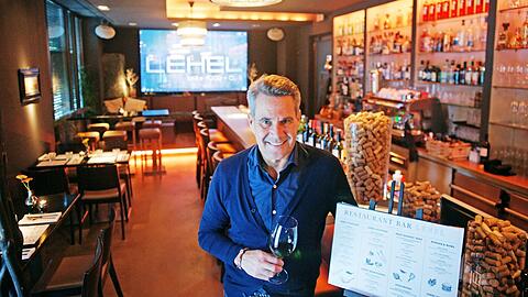 V&ouml;llig neue Optik und auch ganz neue Gerichte: das Restaurant Lehel (im Lehel) mit Restaurantchef Alexander Lutz - und einem guten Tr&ouml;pfchen.