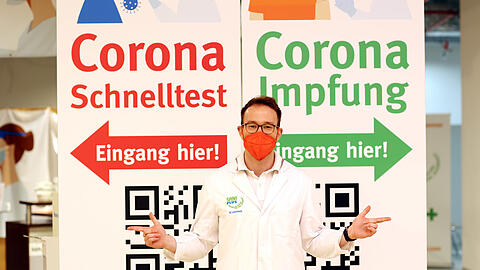 Moritz Lauterbach bietet in seiner Apotheke in den Riem Arcaden schon länger Schnelltests an, und nun auch die Corona-Impfung.