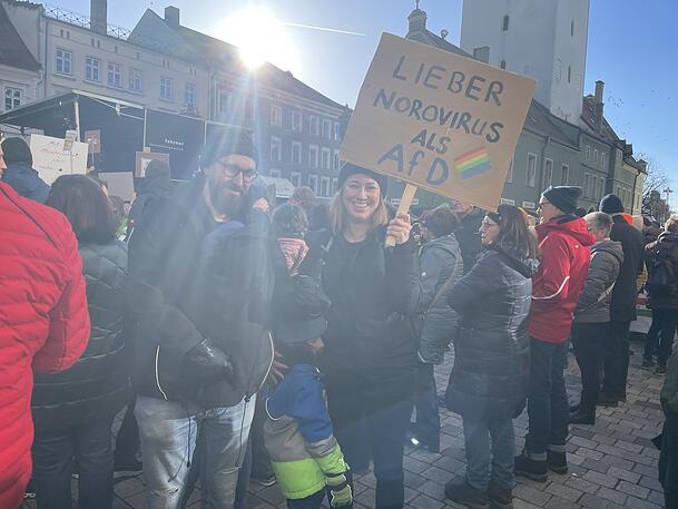Dorothee O. und Andreas S. mit ihren Kindern gerade auf Demonstrationstour - am vergangenen Wochenende waren sie in Regensburg. Dorothee O. und Andreas S. mit ihren Kindern gerade auf Demonstrationstour - am vergangenen Wochenende waren sie in Regensburg.