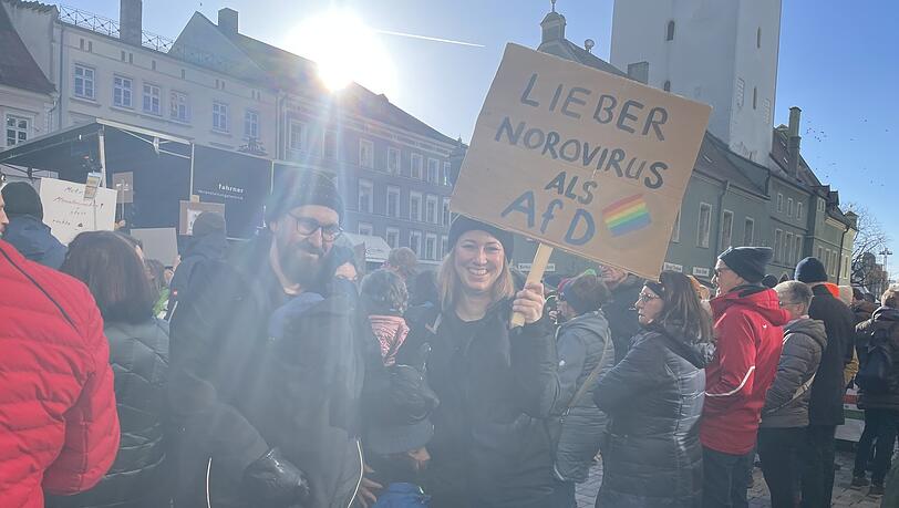 Dorothee O. und Andreas S. mit ihren Kindern gerade auf Demonstrationstour - am vergangenen Wochenende waren sie in Regensburg. Dorothee O. und Andreas S. mit ihren Kindern gerade auf Demonstrationstour - am vergangenen Wochenende waren sie in Regensburg.