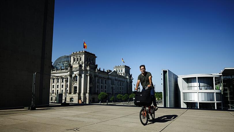 Auf Deutschlandtour: Journalist Hasnain Kazim 2023 vor dem Reichstagsgebäude in Berlin. Auf Deutschlandtour: Journalist Hasnain Kazim 2023 vor dem Reichstagsgebäude in Berlin.
