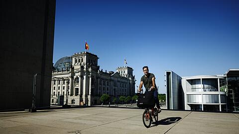 Auf Deutschlandtour: Journalist Hasnain Kazim 2023 vor dem Reichstagsgebäude in Berlin.