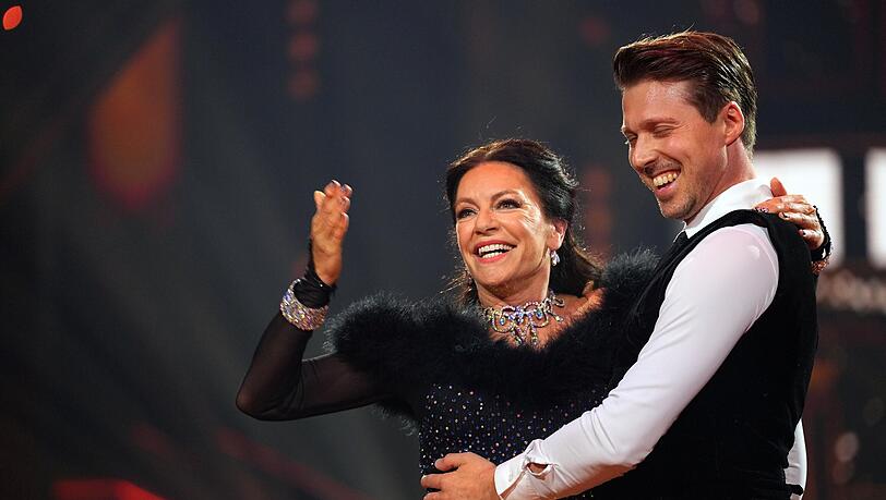 Christine Neubauer und Valentin Lusin tanzten einen Langsamen Walzer. Christine Neubauer und Valentin Lusin tanzten einen Langsamen Walzer.