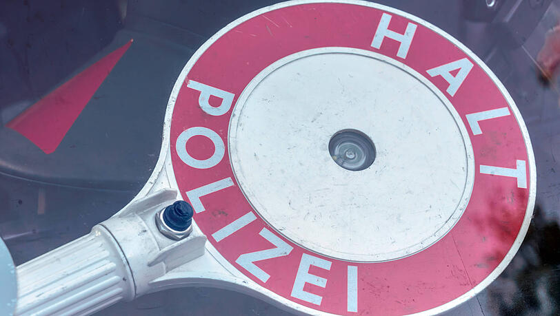 Weil sich ein Raser in M&uuml;nchen bei einer Kontrolle  uneinsichtig und unkooperativ zeigte, haben Polizisten seinen F&uuml;hrerschein und sein Auto beschlagnahmt. (Symbolbild)