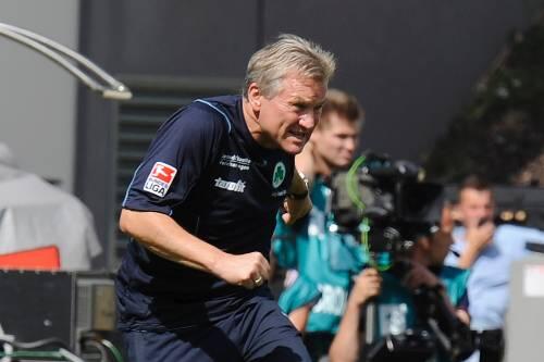 Wütend und außer sich: Trainer Benno Möhlmann kann es nicht fassen, dass eine 2:0-Führung nicht zum Sieg reichte.