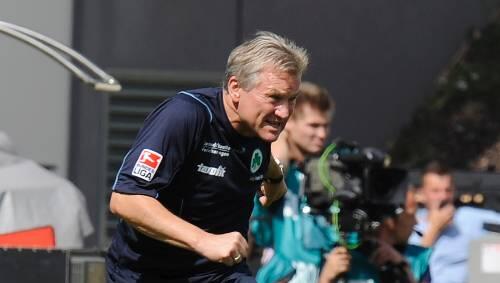 Wütend und außer sich: Trainer Benno Möhlmann kann es nicht fassen, dass eine 2:0-Führung nicht zum Sieg reichte. Wütend und außer sich: Trainer Benno Möhlmann kann es nicht fassen, dass eine 2:0-Führung nicht zum Sieg reichte.