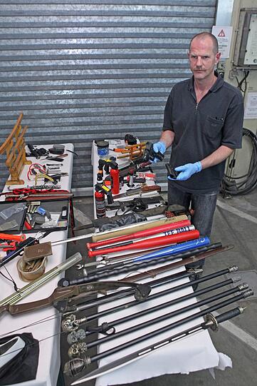 Waffen jeglicher Art wurden von den Ermittlern, wie Thomas Burkhardt von der Spurensicherung, sichergestellt.