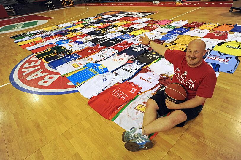 Eicke Marx, Teambetreuer des FC Bayern Basketballteams, zeigt seine gesammelten Trikots in der Audi Arena.