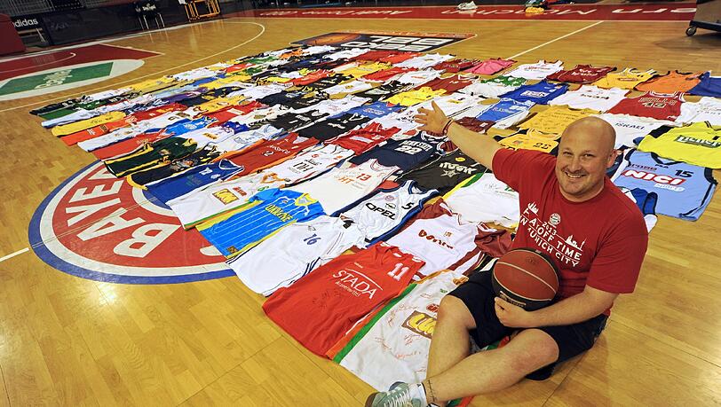 Eicke Marx, Teambetreuer des FC Bayern Basketballteams, zeigt seine gesammelten Trikots in der Audi Arena. Eicke Marx, Teambetreuer des FC Bayern Basketballteams, zeigt seine gesammelten Trikots in der Audi Arena.
