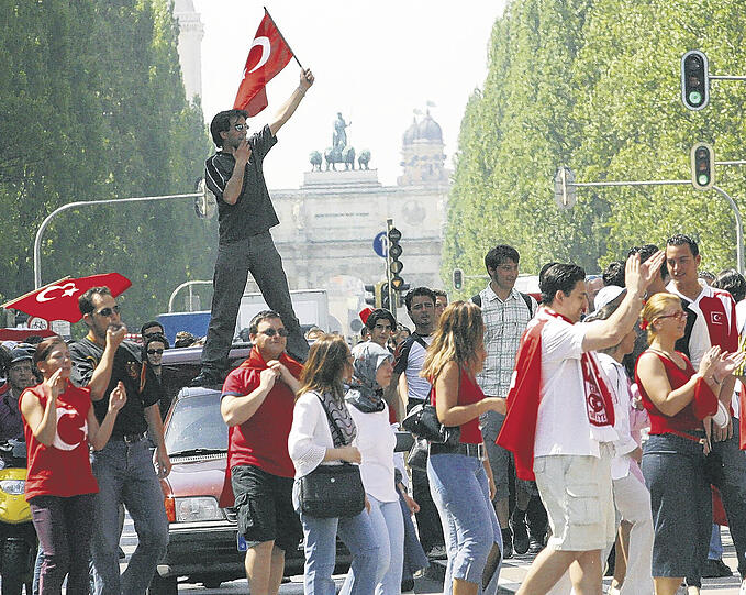 Aber auch viele Einbürgerungen gibt es im Freistaat: Im Laufe des Jahres sind 13.204 Menschen eingebürgert worden. Die meisten davon stammen aus der Türkei.
