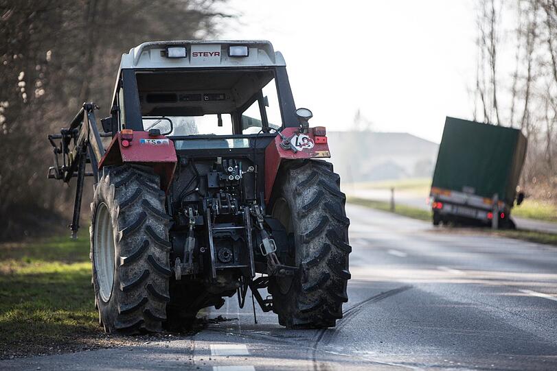 Der Zusammenstoß zwischen dem Transporter und dem Traktor war so heftig, dass die Achse des Traktors rausgerissen wurde und auf der Straße liegenblieb.