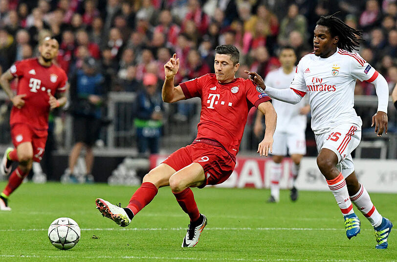 Hart umkämpft war die Partie gegen Benfica - hier versucht Lewandowski den Ball zu behaupten.