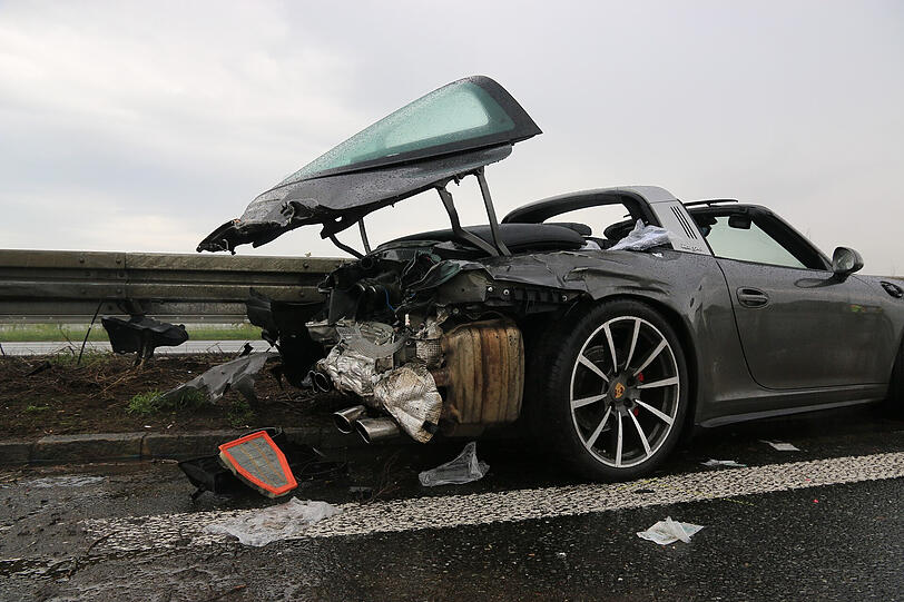Völlig demoliert kam der Porsche an der Leitplanke zum Stehen.