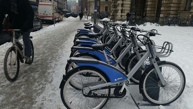 Achtung Glatteis: Der Deutsche Wetterdienst hat am Mittwochmorgen eine amtliche Unwetterwarnung für München und Umgebung herausgegeben.