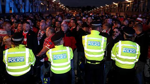 Einige Kölner Fans hatten sich mit Tickets für den neutralen Zuschauer-Bereich eingedeckt. Die Bilder vom Abend gibt's hier.