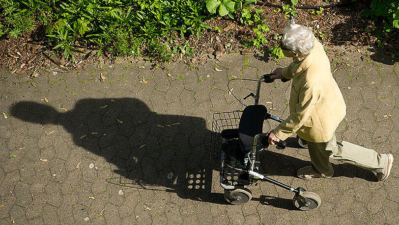 Der Unbekannte erbeutete mehrere Hundert Euro von der 90-jährigen Münchnerin. (Symbolbild) Der Unbekannte erbeutete mehrere Hundert Euro von der 90-jährigen Münchnerin. (Symbolbild)