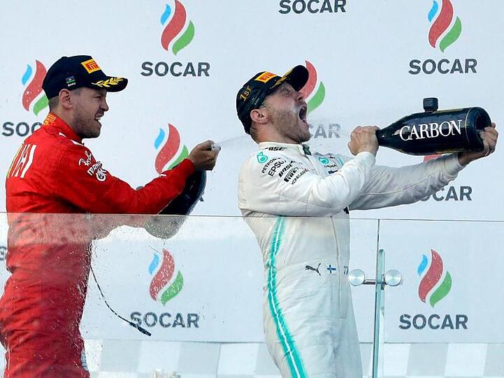 Valtteri Bottas feiert bei der Siegerehrung seinen Erfolg mit Sebastian Vettel.