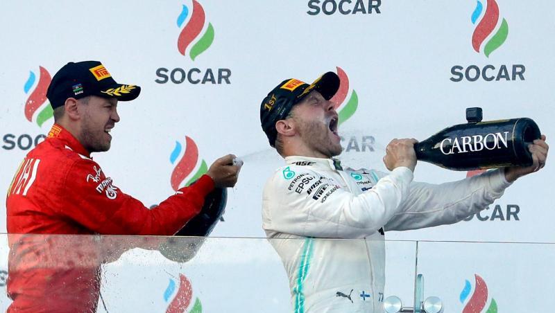 Valtteri Bottas feiert bei der Siegerehrung seinen Erfolg mit Sebastian Vettel. Valtteri Bottas feiert bei der Siegerehrung seinen Erfolg mit Sebastian Vettel.