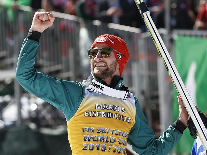 Markus Eisenbichler aus Deutschland feiert nach einem Lauf. Foto: Darko Bandic/AP/Archiv