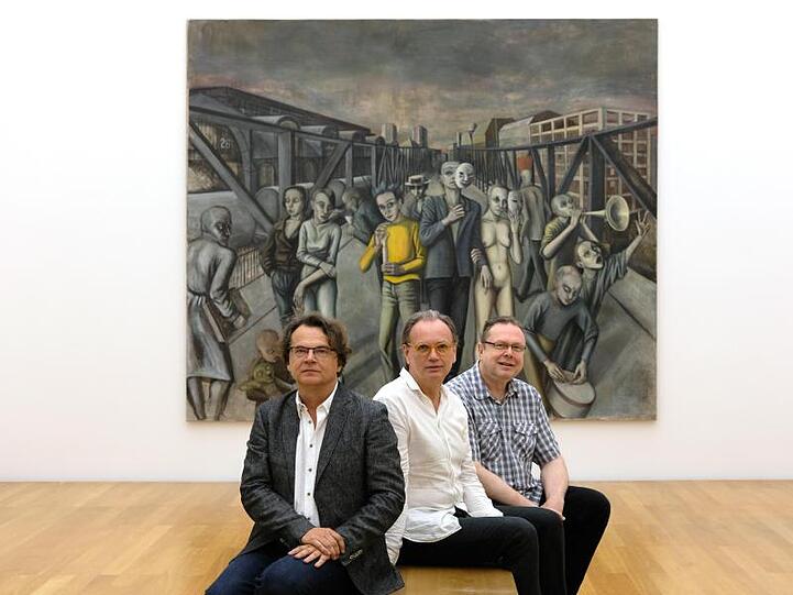 Im Museum der Bildenden Künste sitzen der Kurator Paul Kaiser (l-r), Museumsdirektor Alfred Weidinger und der Kurator Christoph Tannert vor dem Gemälde "Große Passage" von Doris Ziegler aus dem Jahr 1990.