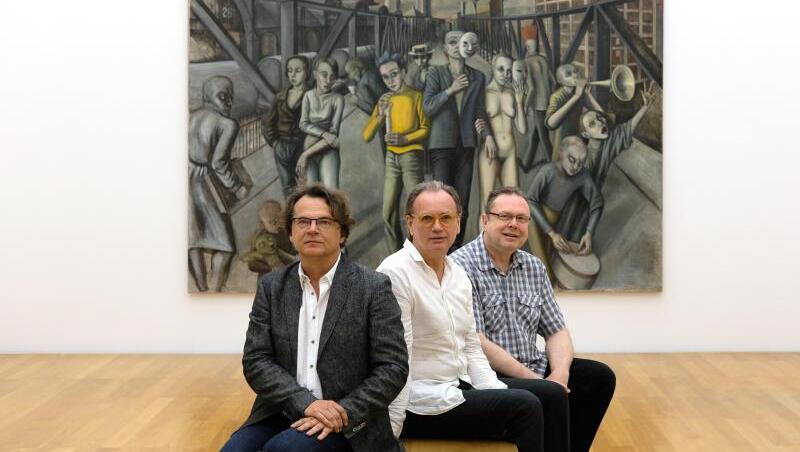 Im Museum der Bildenden Künste sitzen der Kurator Paul Kaiser (l-r), Museumsdirektor Alfred Weidinger und der Kurator Christoph Tannert vor dem Gemälde "Große Passage" von Doris Ziegler aus dem Jahr 1990. Im Museum der Bildenden Künste sitzen der Kurator Paul Kaiser (l-r), Museumsdirektor Alfred Weidinger und der Kurator Christoph Tannert vor dem Gemälde "Große Passage" von Doris Ziegler aus dem Jahr 1990.