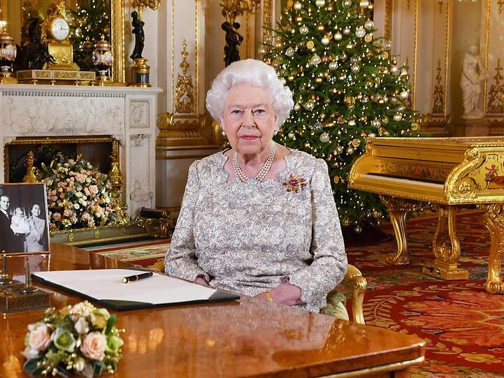 Die Queen nach der Aufzeichnung der Weihnachtsbotschaft im White Drawing Room im Buckingham-Palast.