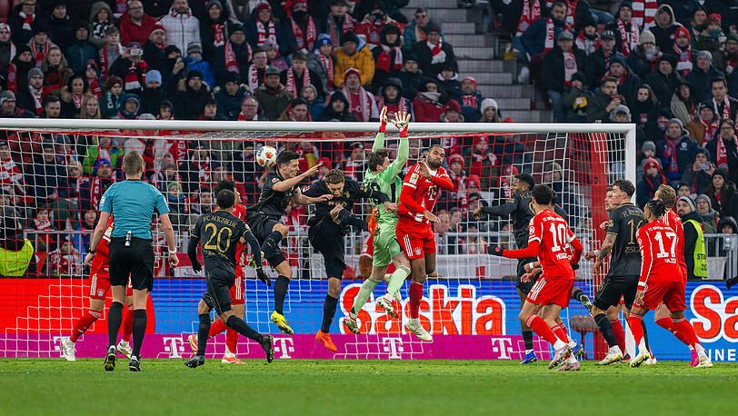 Vorbei am Ball vor dem 1:1: Bayern-Keeper Urbig (M.).