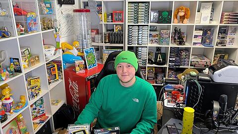 Jonas Steinbei&szlig;er in seinem B&uuml;ro, aus dem er Youtube-Videos postet &ndash; mit Tipps f&uuml;rs Schn&auml;ppchenjagen auf Flohm&auml;rkten. Die Spiele und Konsolen in seinen Regalen hat er auf seinen Streifz&uuml;gen gefunden.