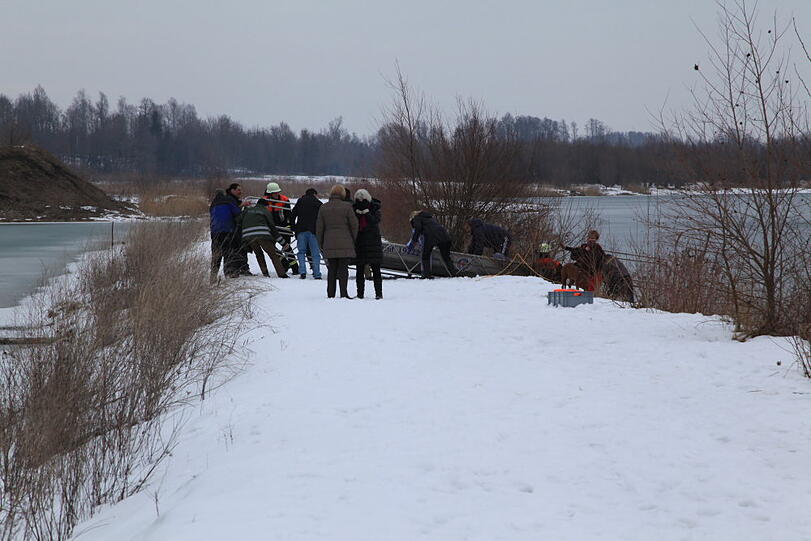 Sie war ihrem Hund hinterher gelaufen - aber das Eis auf dem Höglinger Weiher war zu dünn. Die Frau bracht ein und musste von Rettungskräften geborgen werden. Die Bilder.