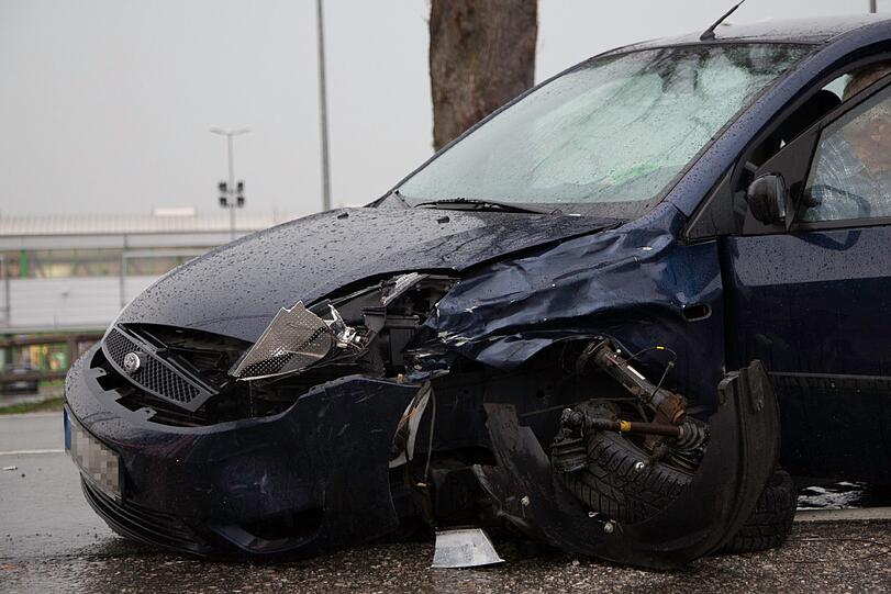 Weil ein Autofahrer (84) ein Motorrad übersehen hat, kommt es bei Ainring zu einem schweren Verkehrsunfall. Der Motorradfahrer wird schwer verletzt, seine Sozia, eine 20-jährige Schülerin, stirbt.