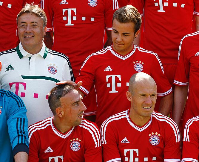 Formation für das Mannschaftsfoto: Mario Götze scheint die Frisur von Franck Ribéry zu gefallen.