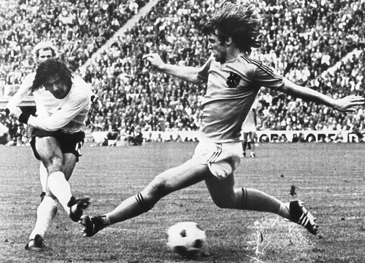 Gerd Müller in Aktion mit der für ihn typischen Schusshaltung