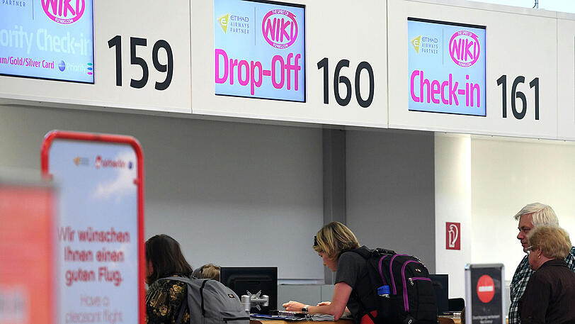 Passagiere stehen im Flughafen Wien-Schwechat am Check-In für einen Niki-Flug.