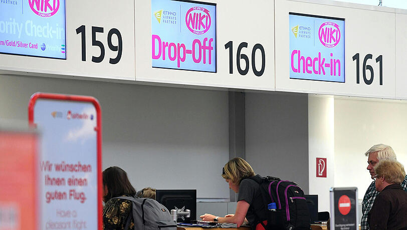 Passagiere stehen im Flughafen Wien-Schwechat am Check-In für einen Niki-Flug. Passagiere stehen im Flughafen Wien-Schwechat am Check-In für einen Niki-Flug.