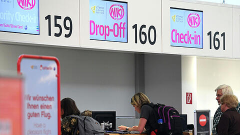Passagiere stehen im Flughafen Wien-Schwechat am Check-In für einen Niki-Flug.