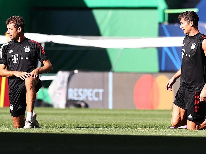 Robert Lewandowski (r) und Thomas Müller vom FC Bayern nehmen am Abschlusstraining teil.