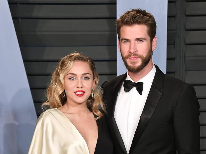 Selbst ausgebrannt, versuchen Miley Cyrus und Liam Hemsworth mit Geld zu helfen.