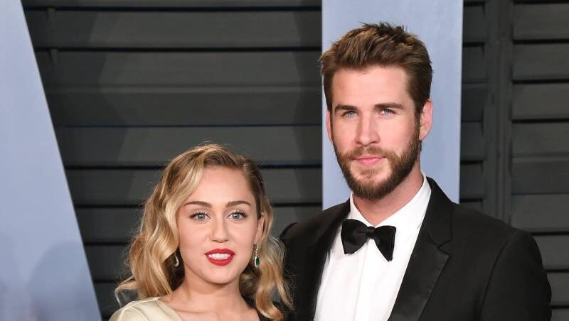 Selbst ausgebrannt, versuchen Miley Cyrus und Liam Hemsworth mit Geld zu helfen. Selbst ausgebrannt, versuchen Miley Cyrus und Liam Hemsworth mit Geld zu helfen.