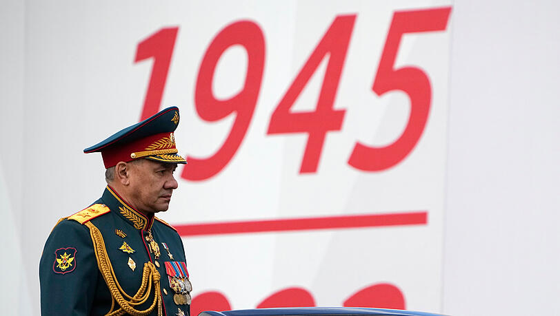 Moskau: Der russische Verteidigungsminister Sergej Schoigu wird bei der Militärparade über den Roten Platz gefahren. Moskau: Der russische Verteidigungsminister Sergej Schoigu wird bei der Militärparade über den Roten Platz gefahren.