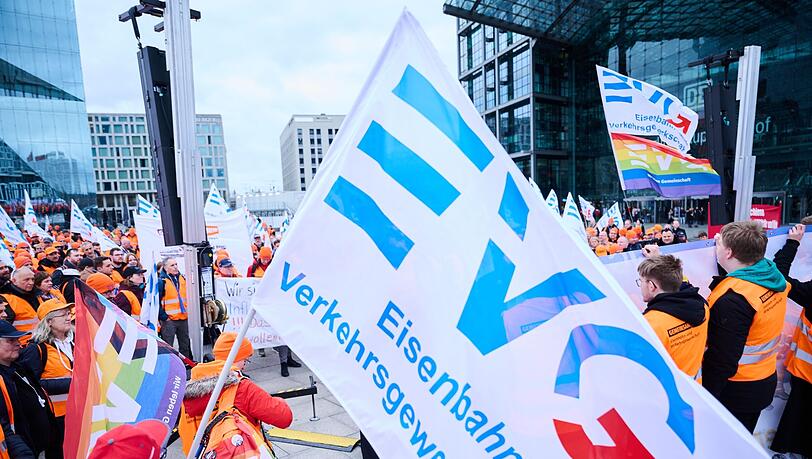 Eine Demonstration der Eisenbahn- und Verkehrsgewerkschaft (EVG) vor dem Berliner Hauptbahnhof.