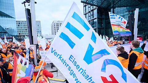 Eine Demonstration der Eisenbahn- und Verkehrsgewerkschaft (EVG) vor dem Berliner Hauptbahnhof.